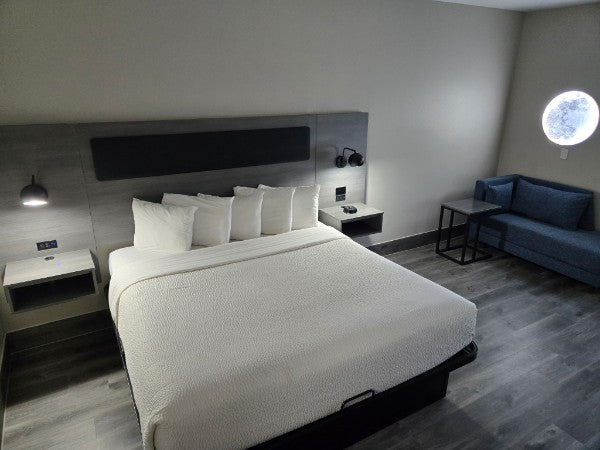 Theme Room - King Bed Room (no pullout couch) Q32026