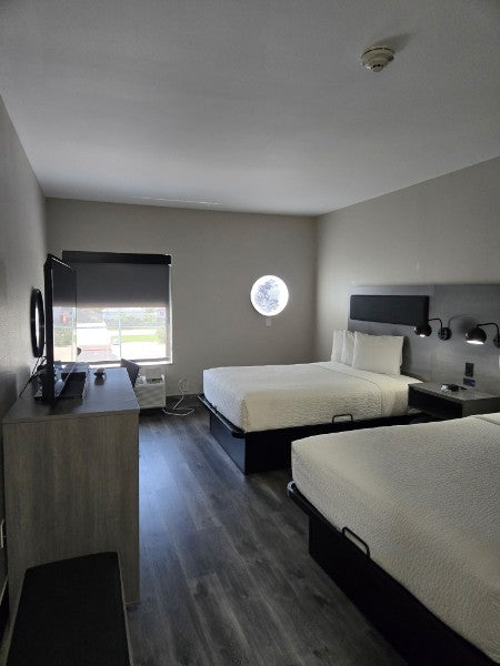 Double Queen Bed Room w/pullout couch Q32026