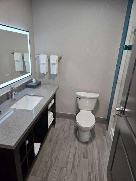 Super Suite (no pullout couch) - 2 Queen Beds & 1 King Bed Q32026
