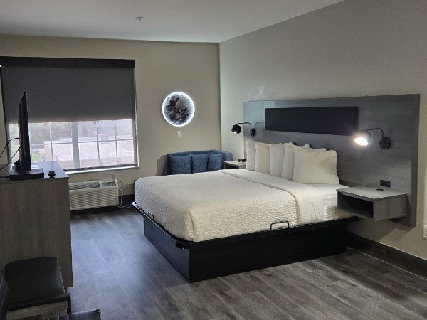 Theme Room - King Bed Room with kitchenette Q22026