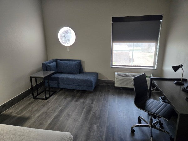 King Bed Room w/pullout couch Q22026